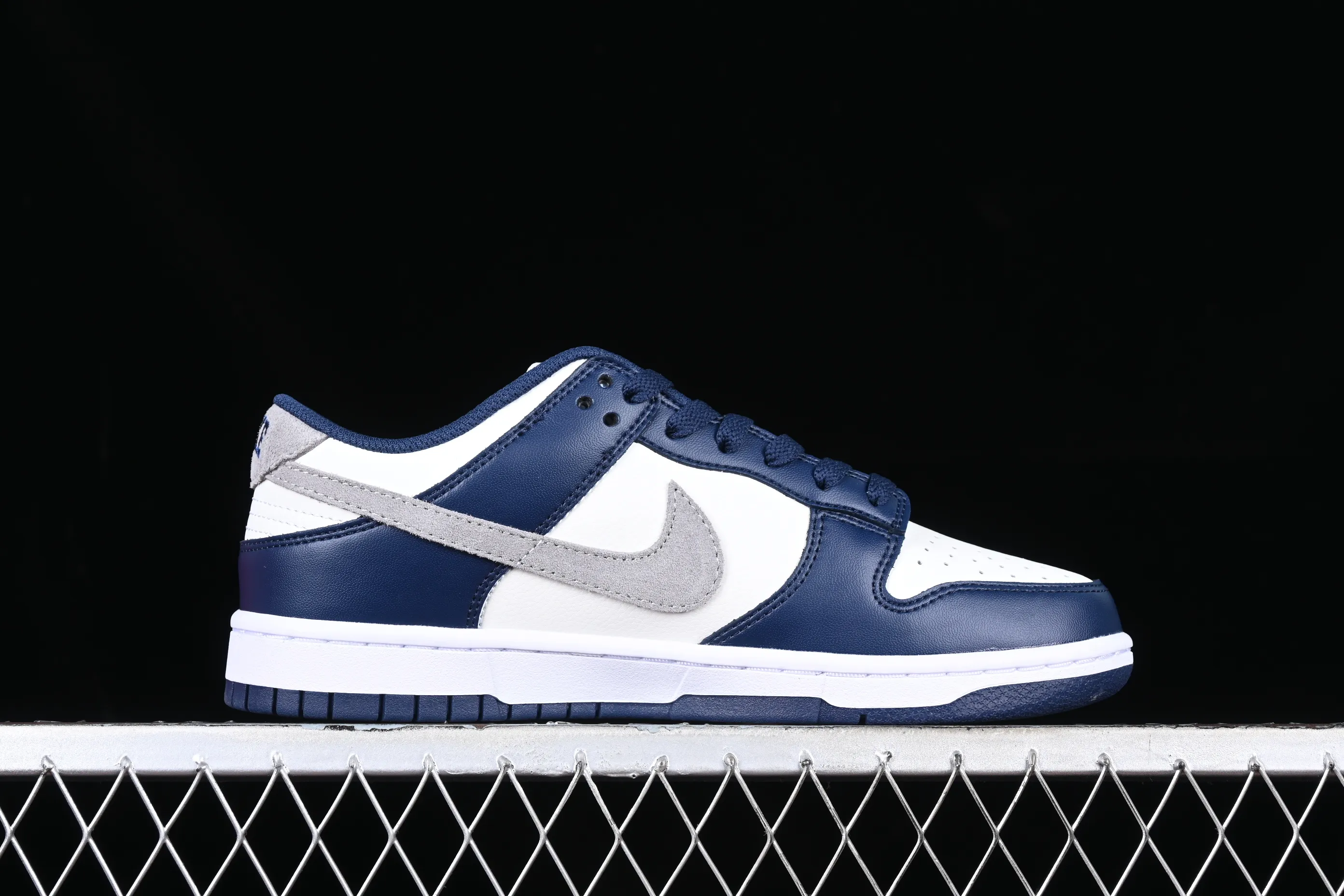 All categories Nk SB Dunk series Nk SB Dunk Low low-top sneakers Nk Dunk Low "Midnight Navy" blue and white SB low-top sports and leisure sneakers FD9749-400